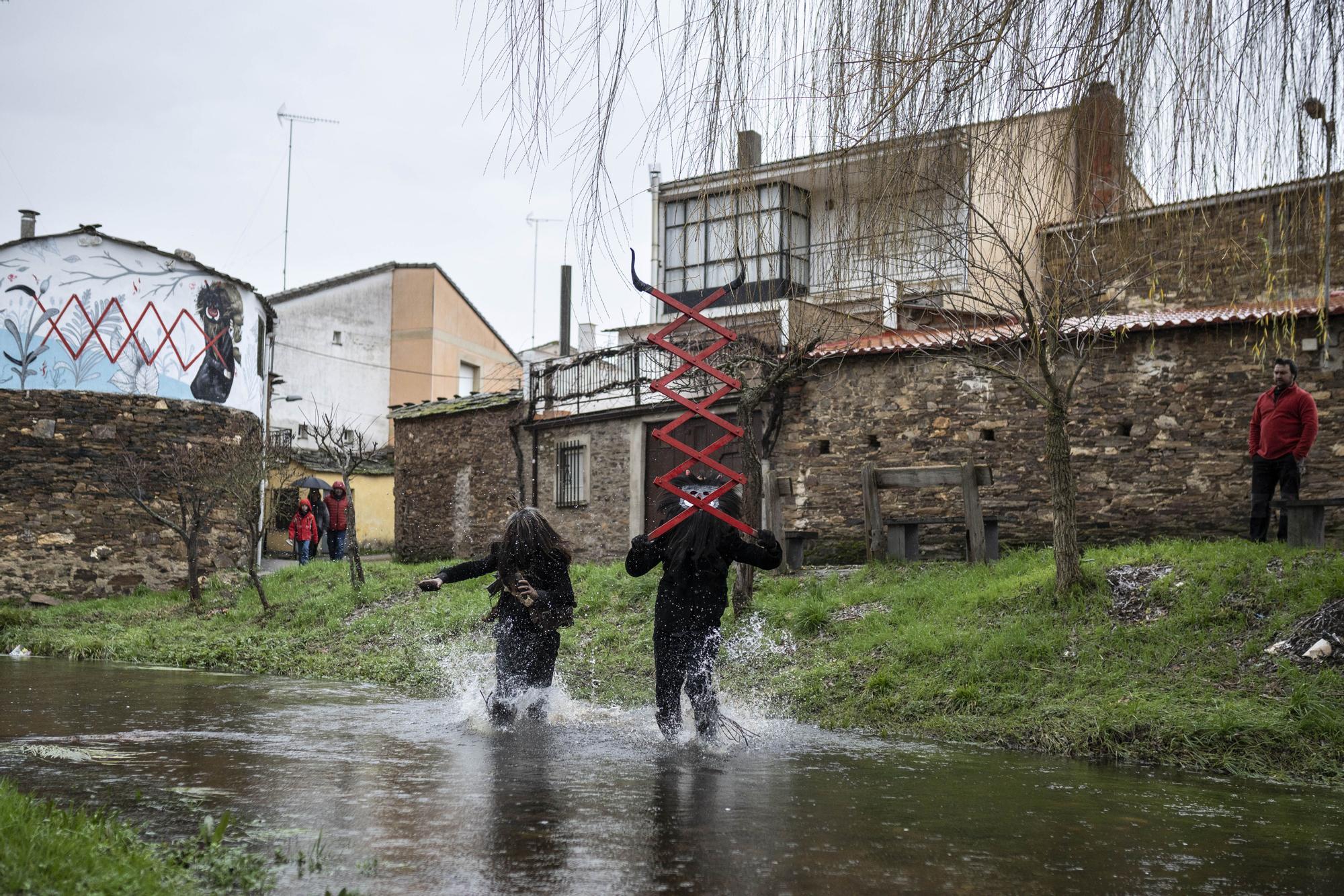 GALERÍA |  Los Carochos recorren las calles de Riofrío de Aliste