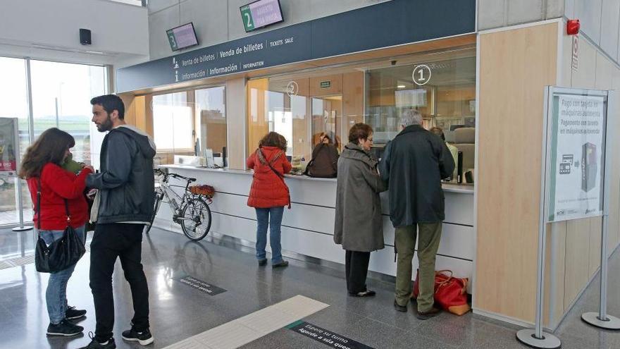 Clientes en las taquillas de Renfe de la estación viguesa de Urzáiz. // Marta G. Brea