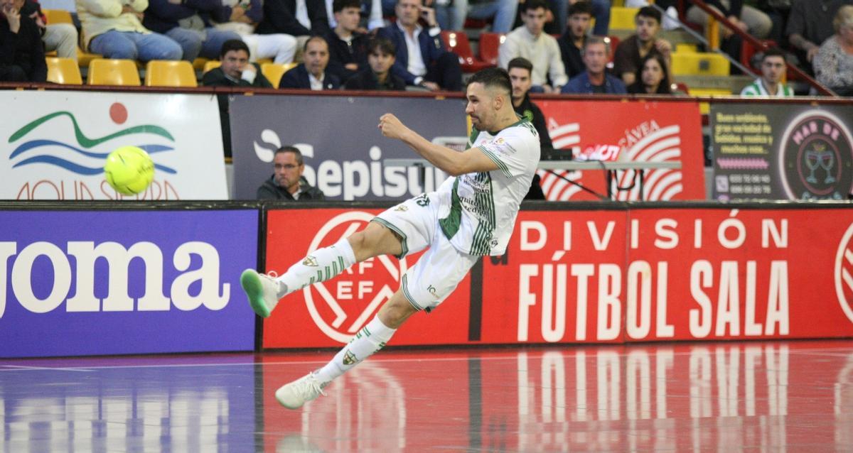 Juanan Moraleja dispara a portería.