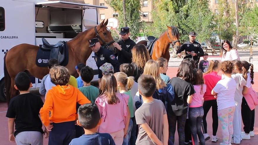 La Unidad de Caballería de la Policía de Murcia visita el colegio Federico de Arce