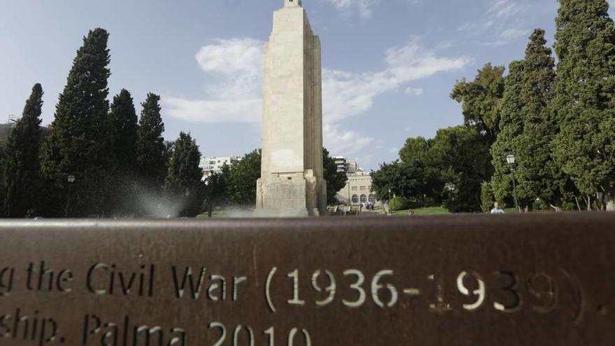 El monumento al crucero Baleares y la inscripción colocada en 2010 para &quot;no olvidar nunca los horrores de las guerras y las dictaduras&quot;.