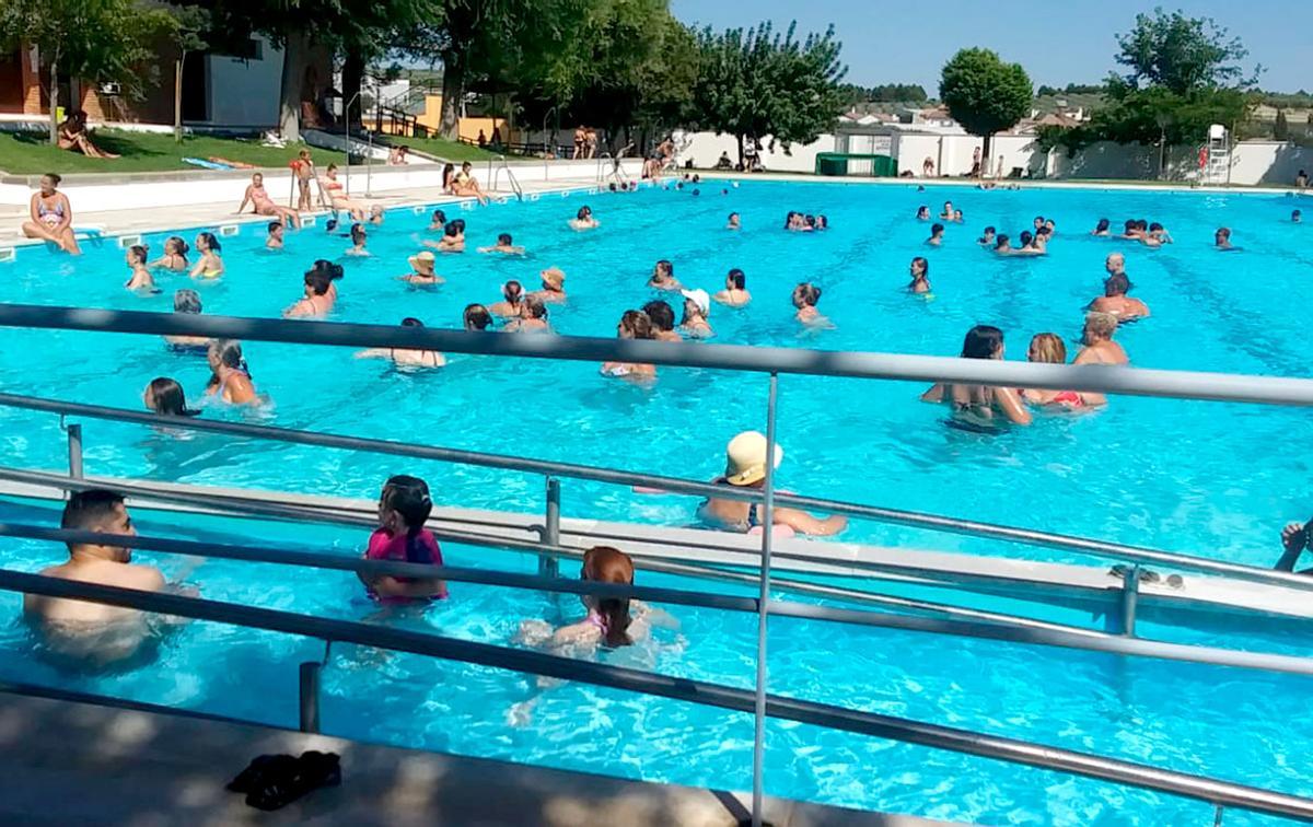 Una piscina en verano en una imagen de archivo.