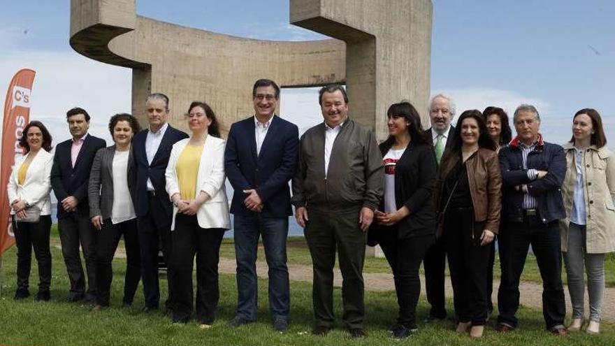 Ignacio Prendes, en el centro, junto al resto de candidatos.