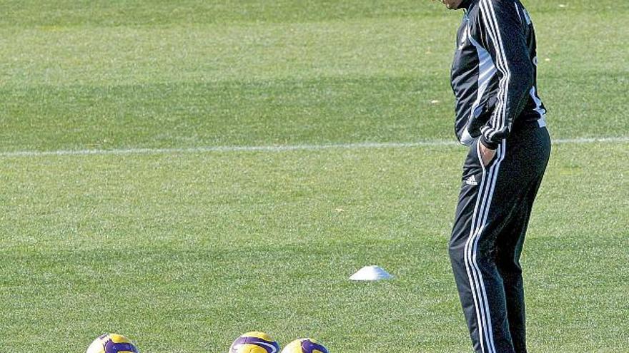 Bernd Schuster, cabizbajo, durante el entrenamiento de ayer