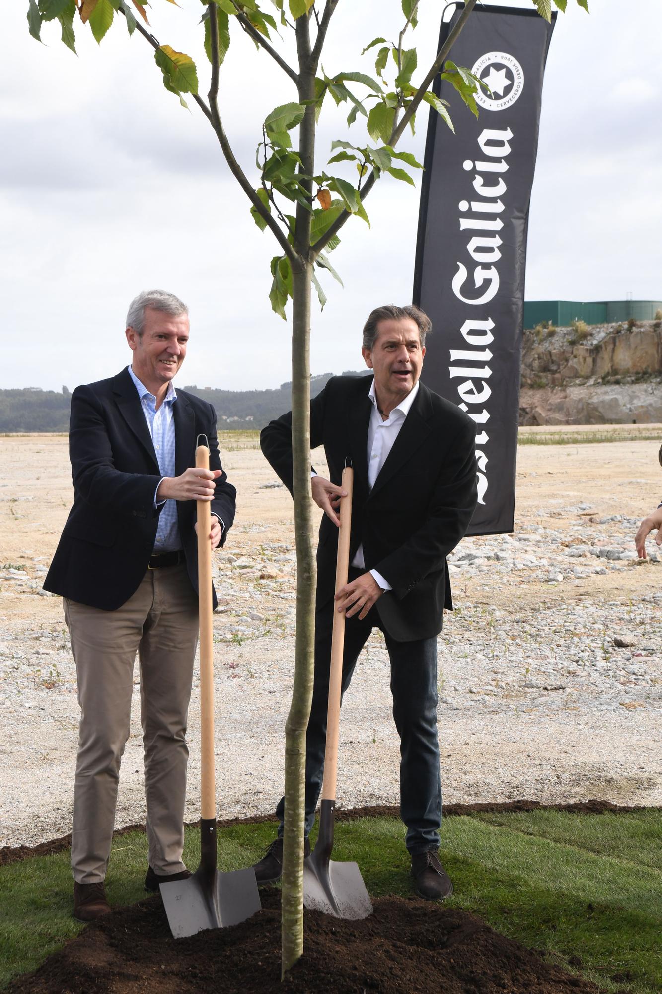 Primera piedra de la nueva fábrica de Estrella Galicia en Morás (Arteixo)