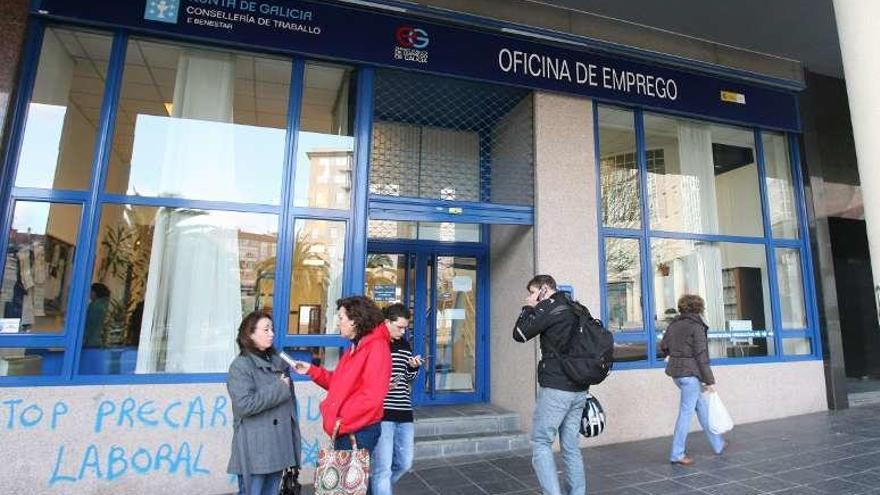 Varias personas en una oficina de empleo de Vigo. // Jesús de Arcos