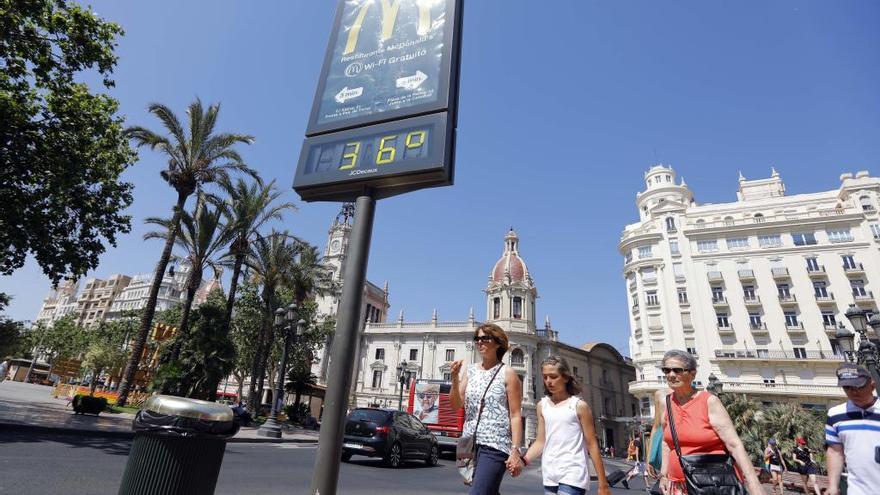 Los termómetros de la plaza del Ayuntamiento de València reflejan 36 grados este mediodía. Foto: Fernando Bustamante