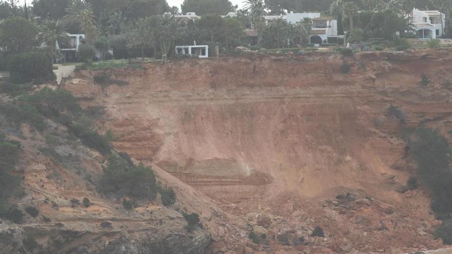 El derrumbe de un acantilado en Porroig arrasa seis casetas varadero