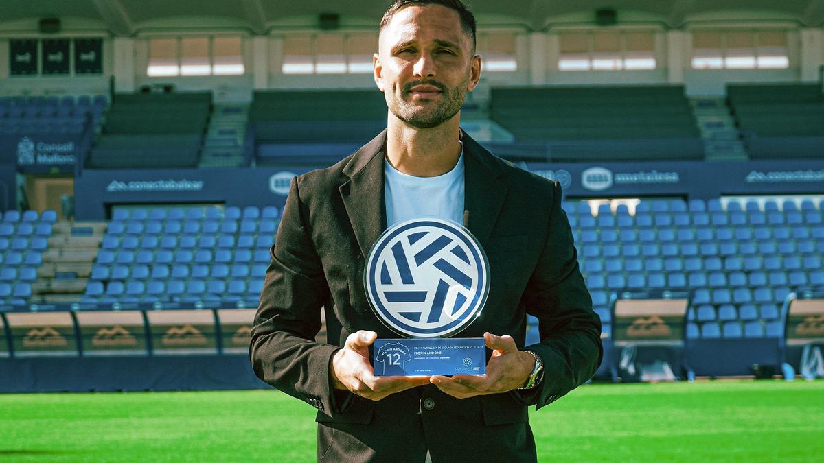Florin Andone, en el Estadio Balear con el premio a mejor jugador del grupo 3 de Segunda RFEF