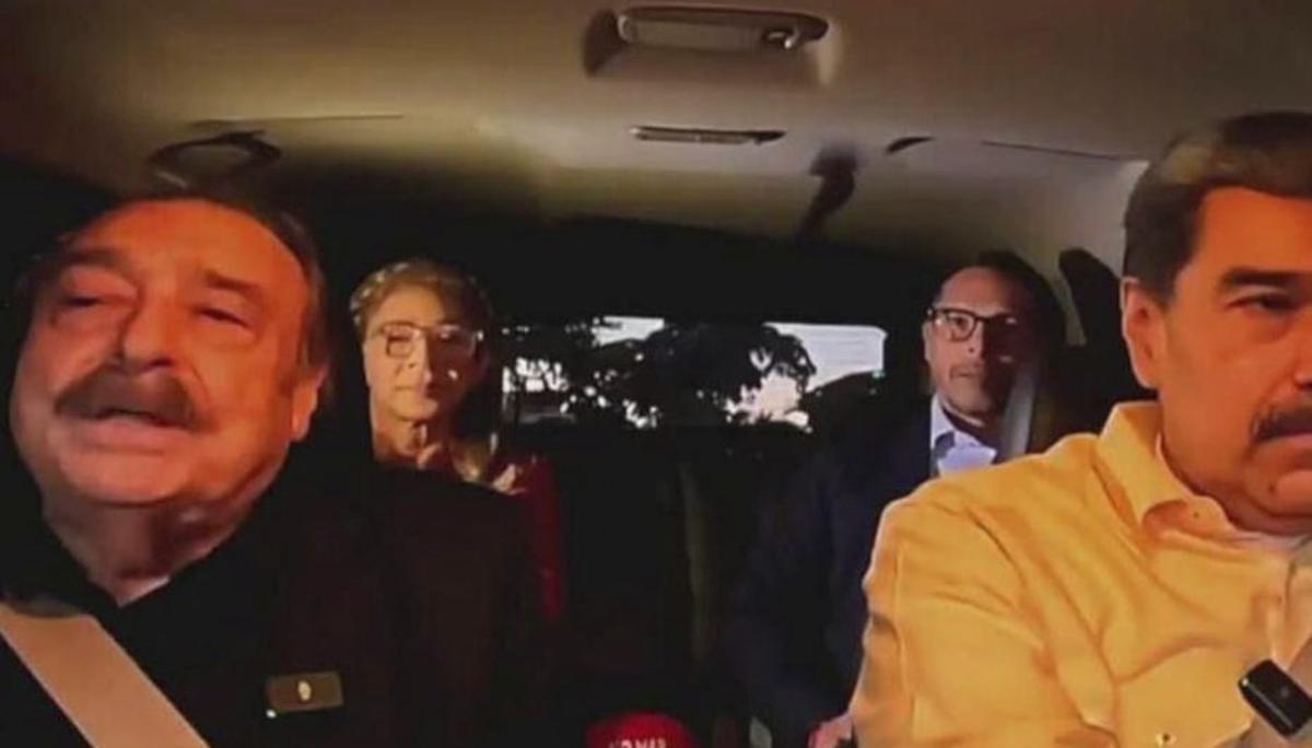 Ramonet, primero por la izq., junto a Maduro, el 31 de diciembre.