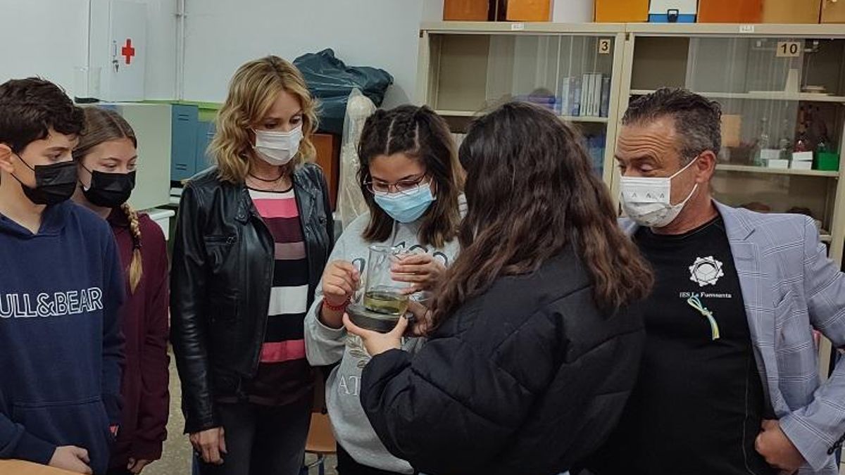 La delegada de Educación junto a alumnos del IES La Fuensanta en Córdoba.