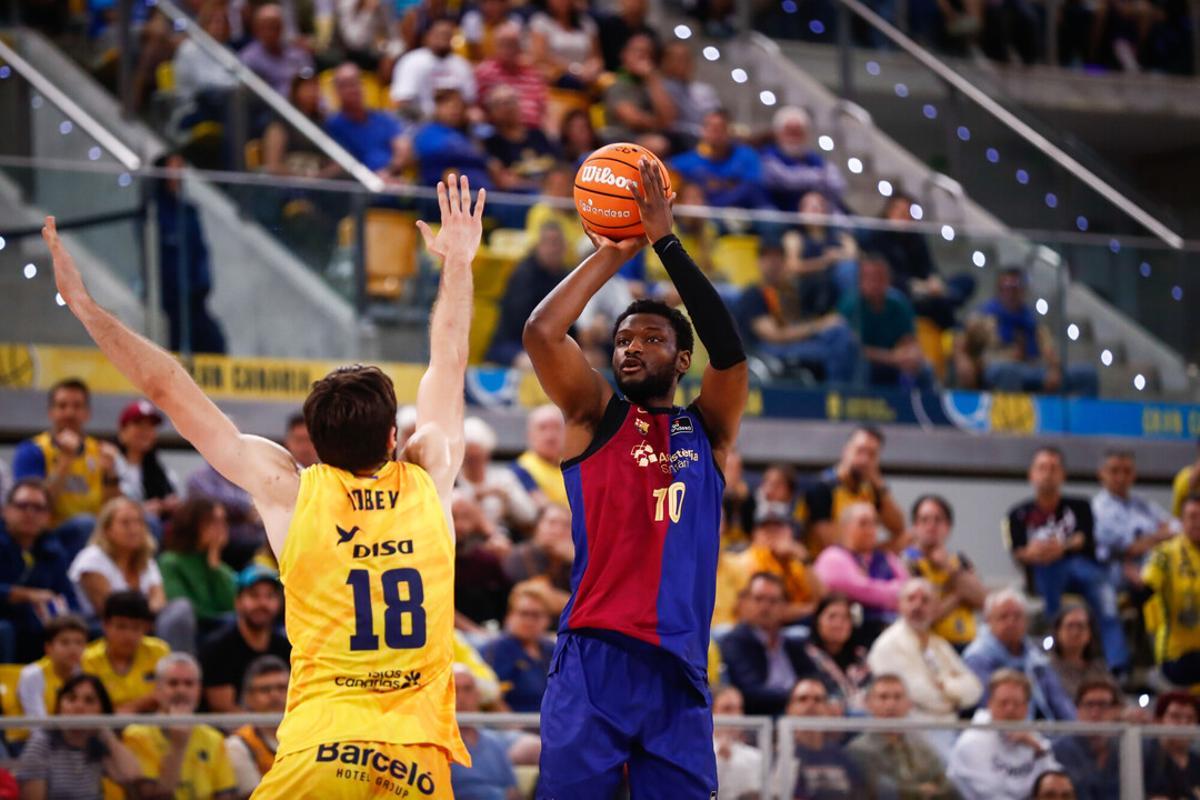 Metu arma el disparo mientras es punteado por Mike Tobey en su visita al Arena con el Barça el curso pasado.