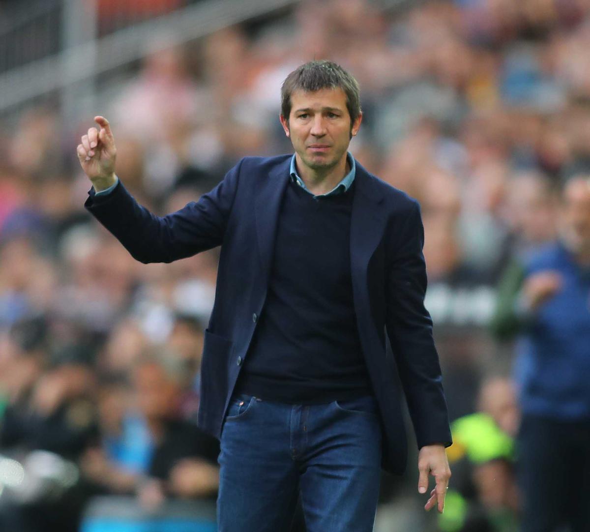 Albert Celades durante un Valencia - Betis