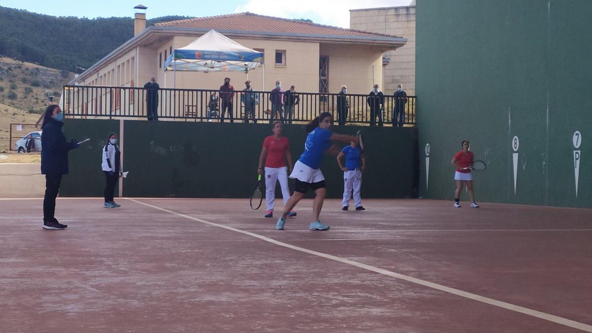 Varias jugadoras, en una competición de frontenis.