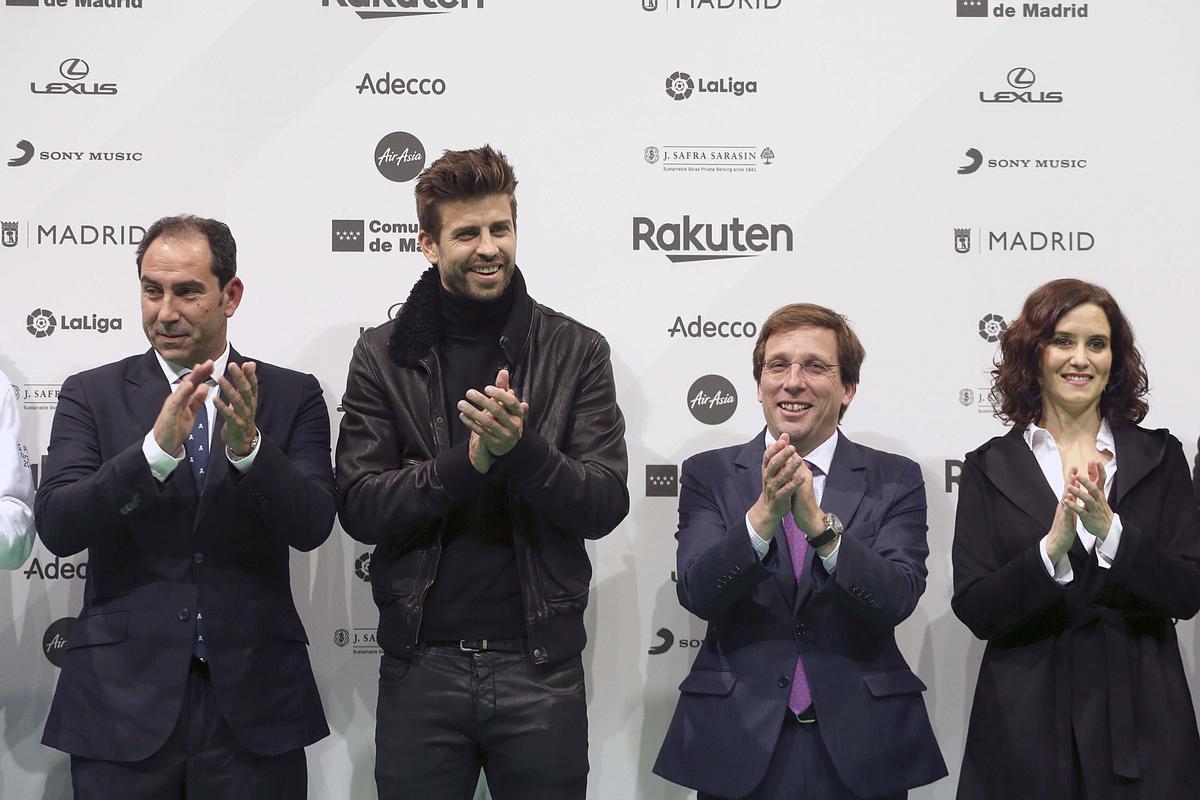 Albert Costa, Gerard Piqué, José Luis Martínez-Almeida e Isabel Díaz Ayuso en la presencia de la Copa Davis de 2019.