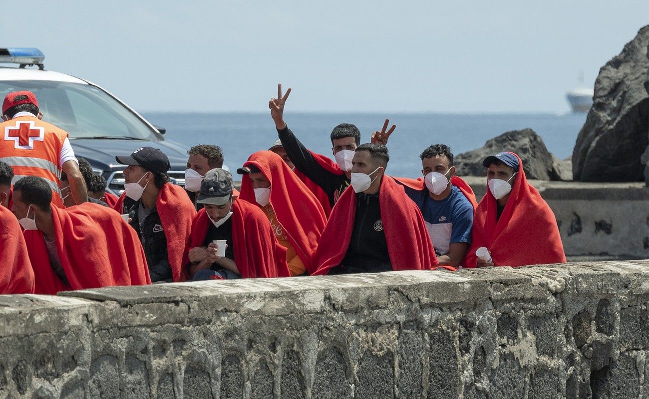 Salvamento Marítimo intercepta una patera al noreste de Lanzarote con 68 personas a bordo