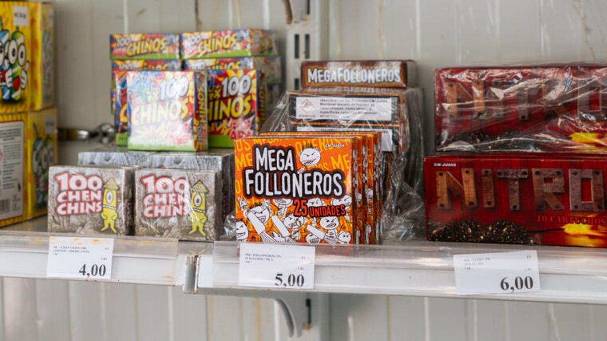 Un prestatge en una guingueta de venda de petards
