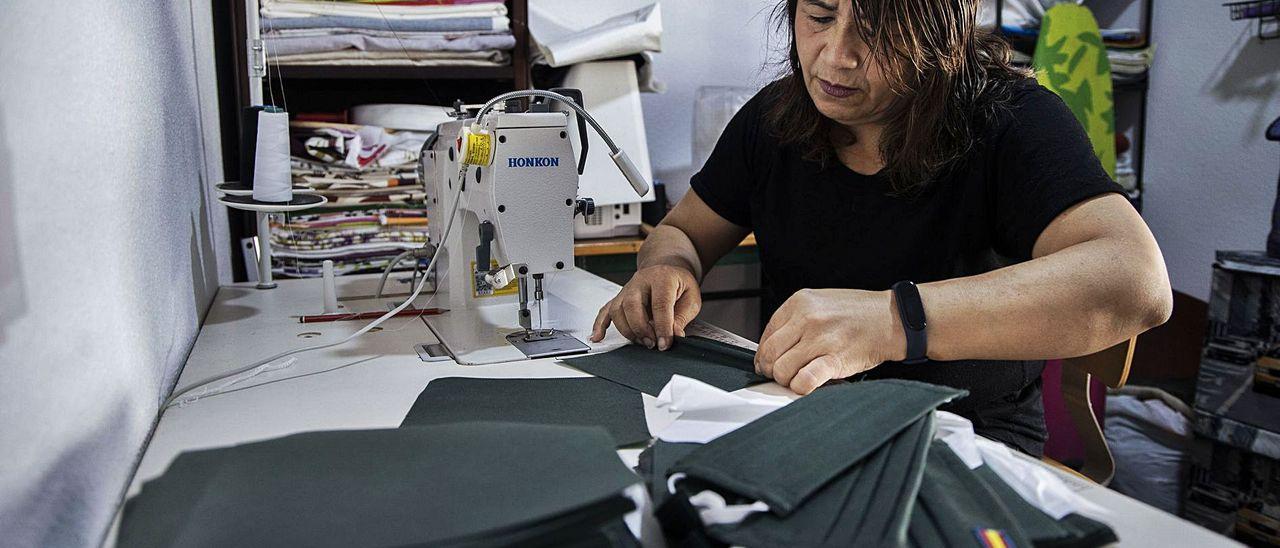 Coser mascarillas por 80 céntimos la hora.