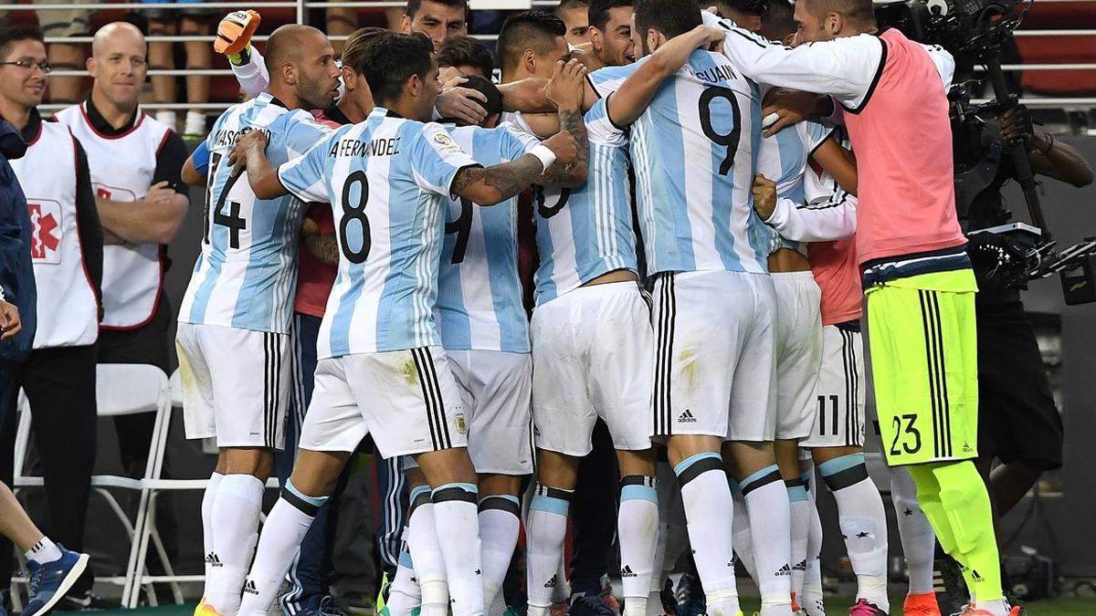 Angel Di Maria celebra con sus compañeros la victoria de Argentina contra Chile.