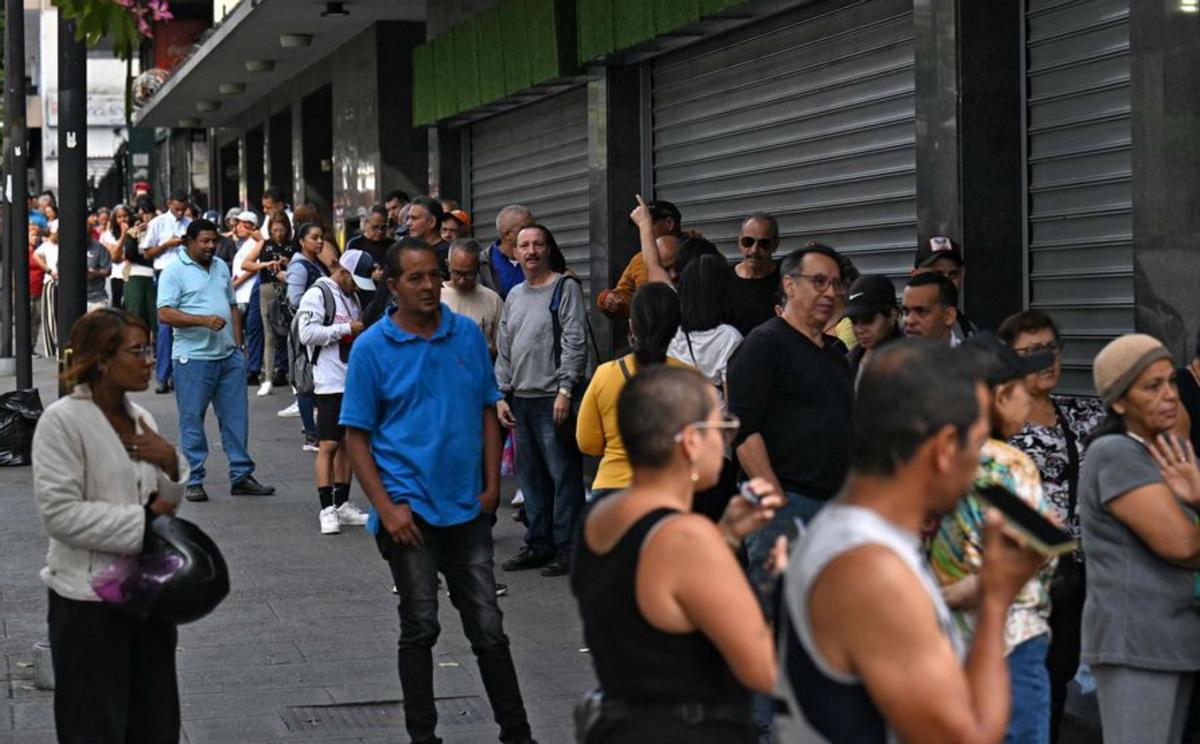 Cues als súpers i a les farmàcies