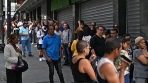 Cues als súpers i a les farmàcies