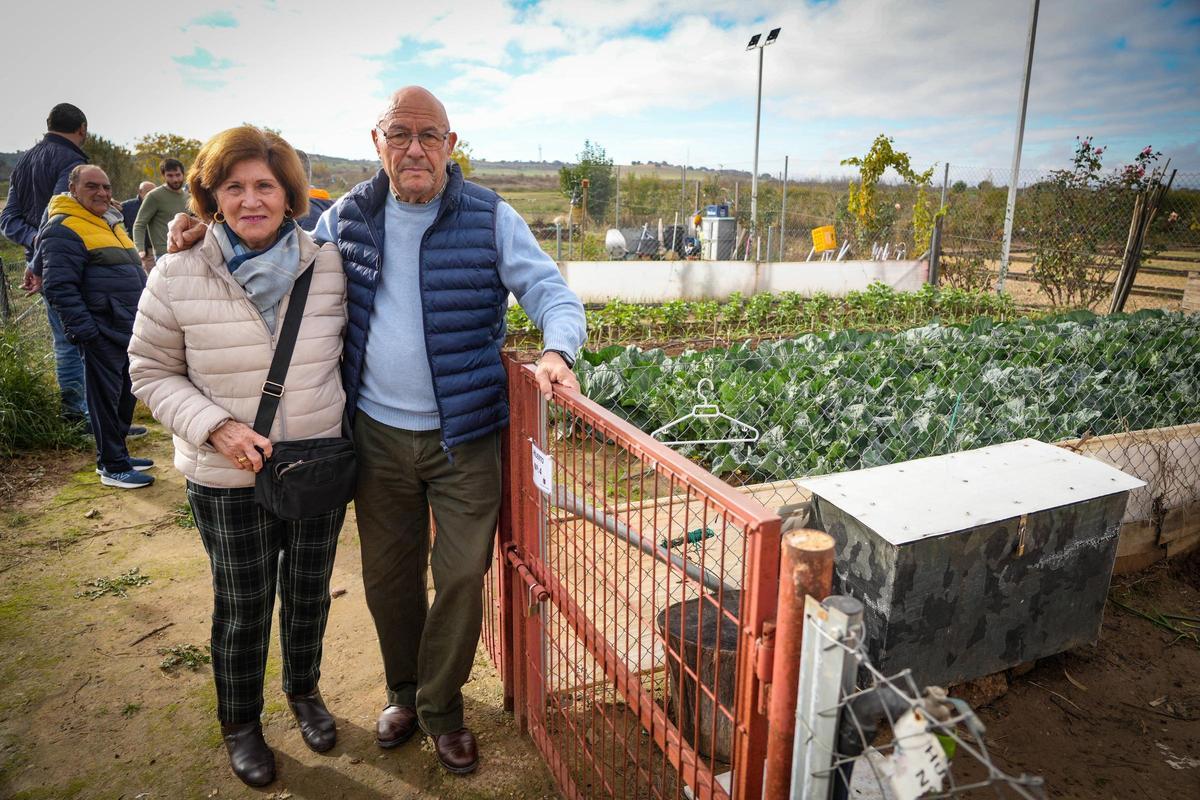 Gloria y Florencio, adjudicatarios de uno de los huertos de barriada de Llera (Badajoz).