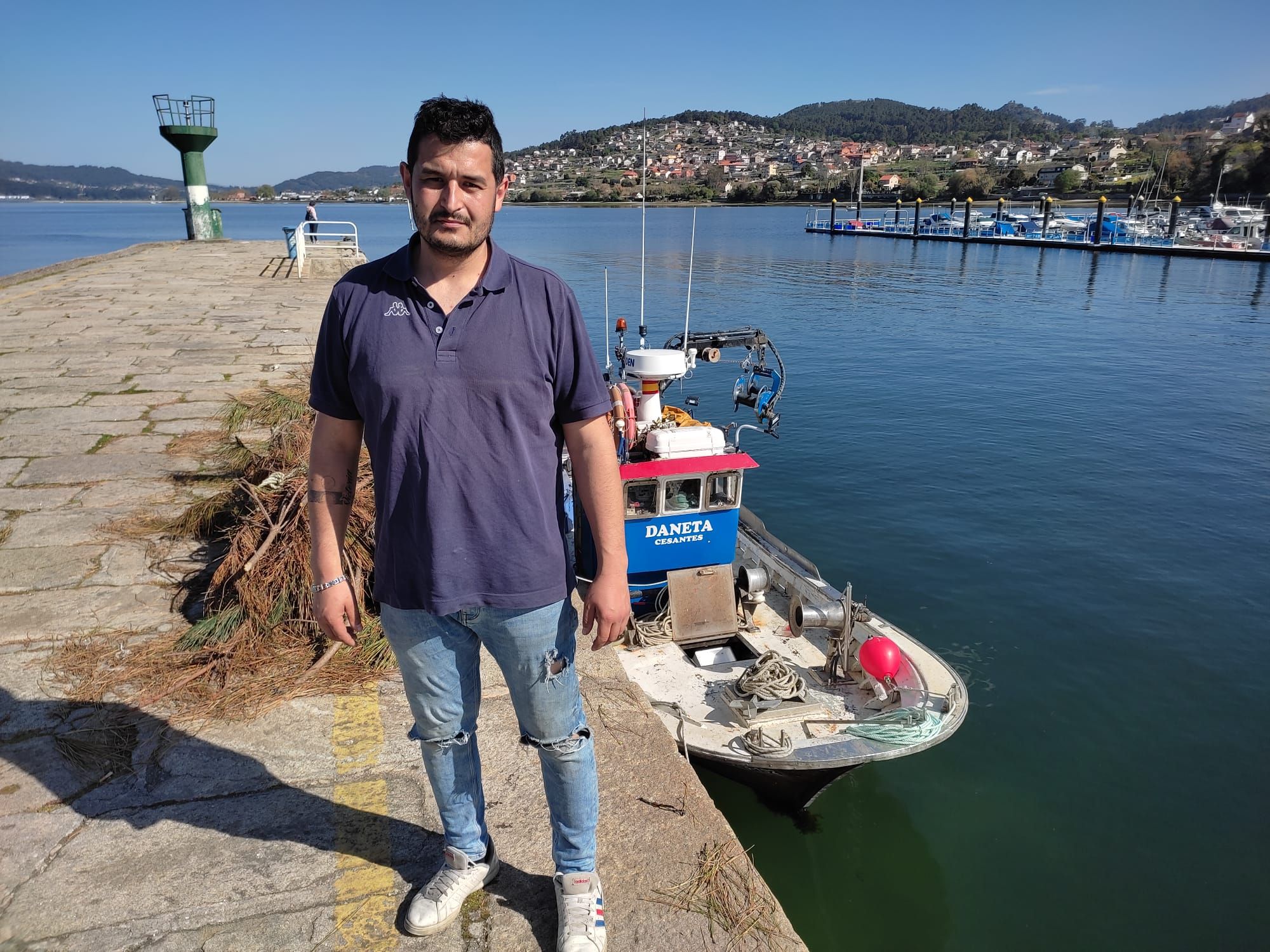 Felipe Graña, frente a su barco ayer en Redondela.