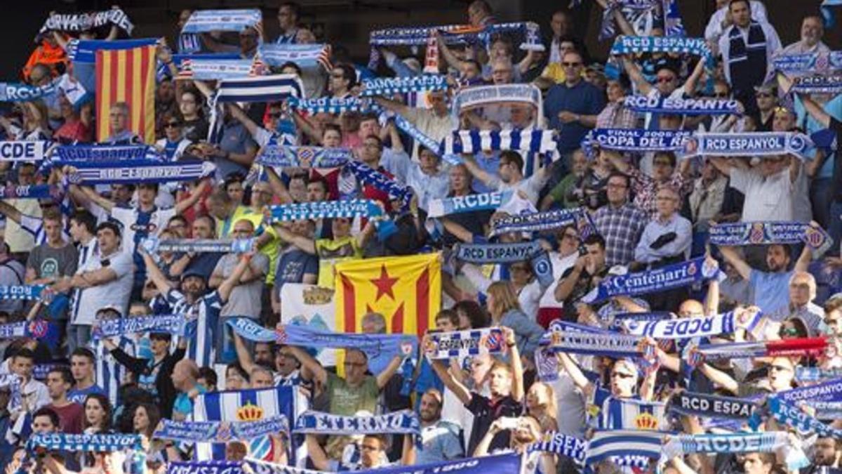 La afición perica, con banderas y bufandas en un partido ante el Madrid en Cornellà.