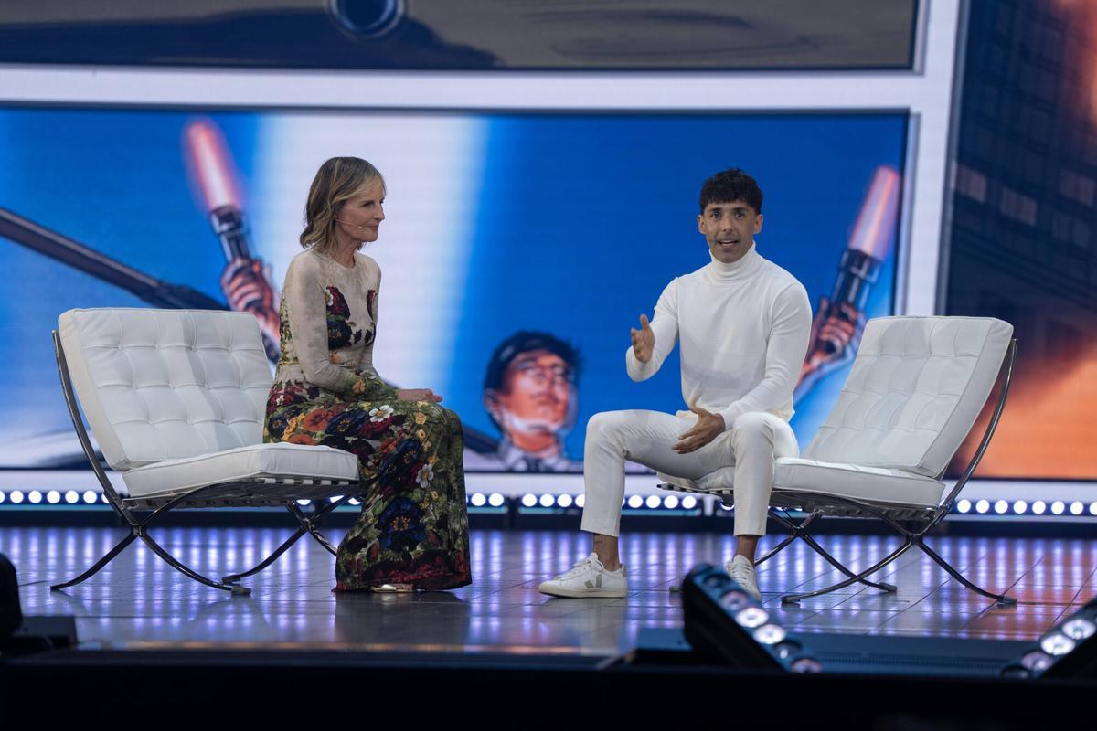 Barcelona 10/12/2025 Cultura — El Mago Pop durante la presentación en la que desvela sus próximas novedades, acompañado —entre el público y los invitados destacados— por figuras internacionales como Helen Hunt, Aaron Paul, Mira Sorvino, Michelle Rodríguez, David Henrie y Billy Zane, así como artistas y personalidades locales como Aitana Sánchez-Gijón, Paz Vega, Leonor Watling y Joan Laporta. Foto: Zowy Voeten / El Periódico.