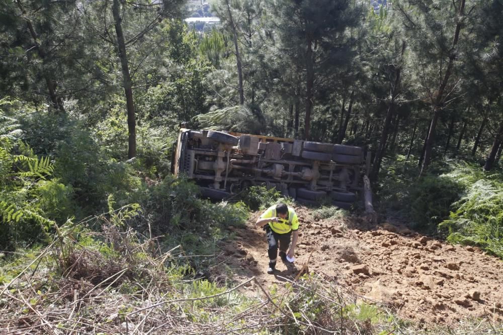 Fallece un joven conductor de un camión tras caer por un terraplén en Mos