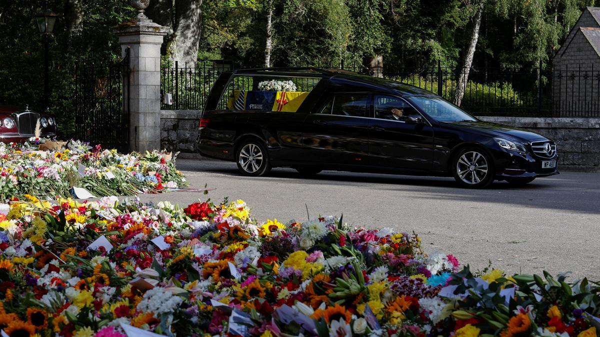 El coche fúnebre con el féretro de la reina Isabel II de Inglaterra.