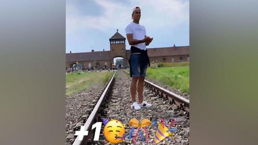 Indignación con la foto de celebración de cumpleaños de un futbolista uruguayo en Auschwitz