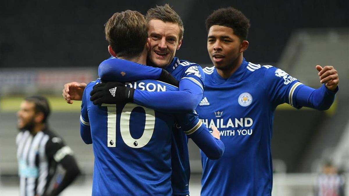 Vardy celebrando el gol de Maddison