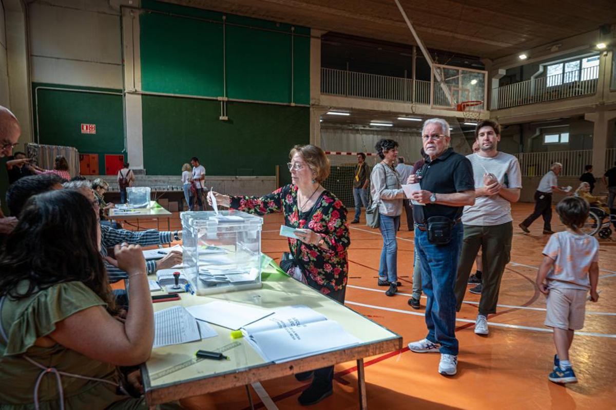 Votaciones en la escuela Grèvol de Barcelona, en el barrio del Front Marítim.