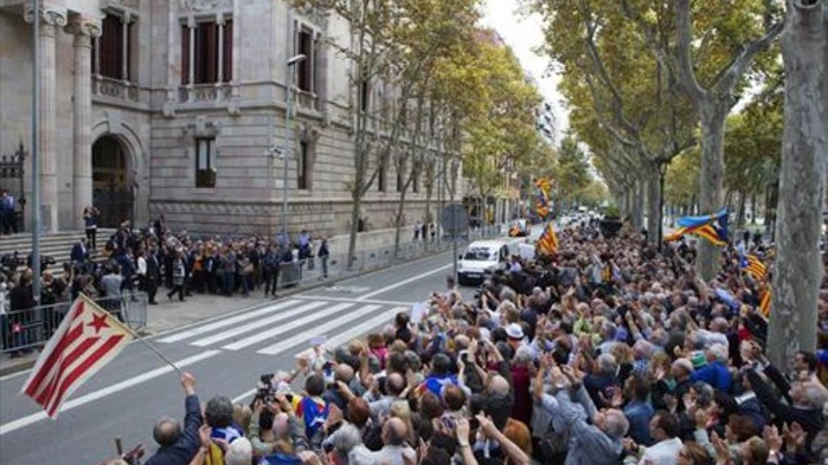 Rigau y Ortega salen del juzgado junto con sus abogados.