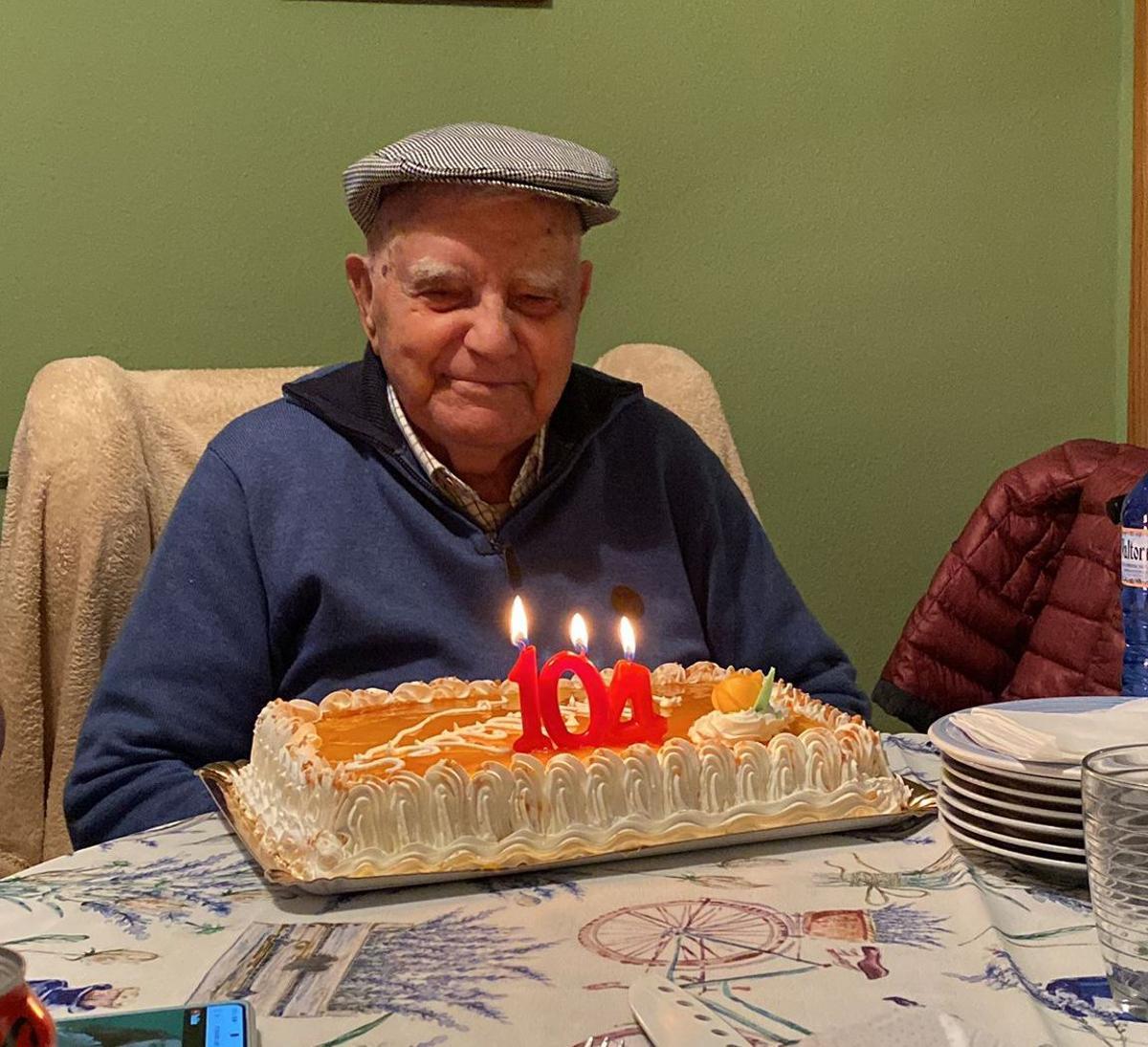 Mariano, de Plasencia, con la tarta y sus 104 velas.