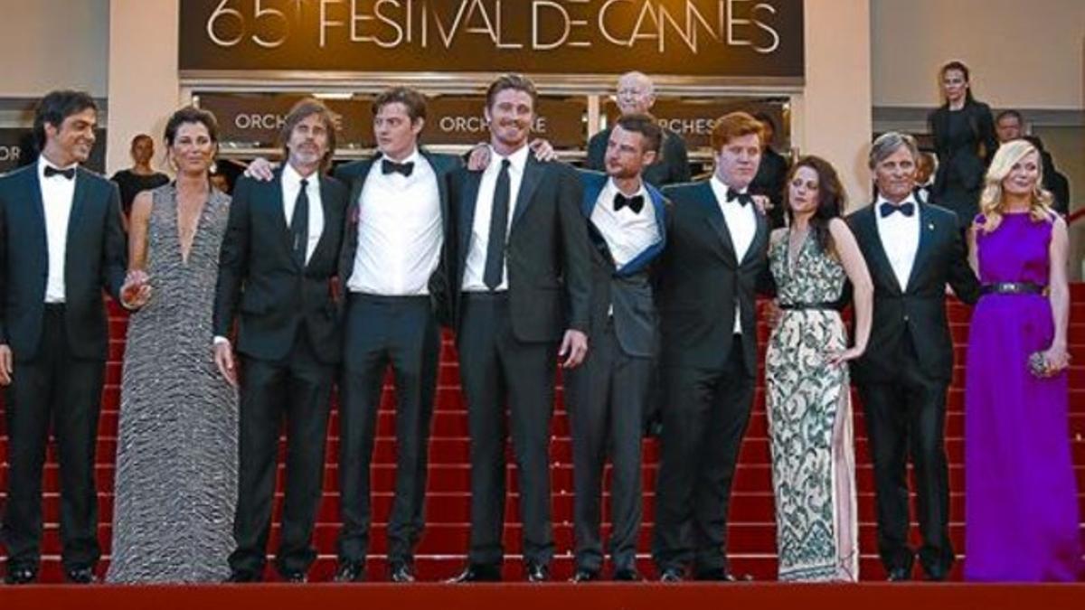 Walter Salles, tercero por la izquierda, con el equipo de la película 'On the road', ayer, en la alfombra roja de Cannes.