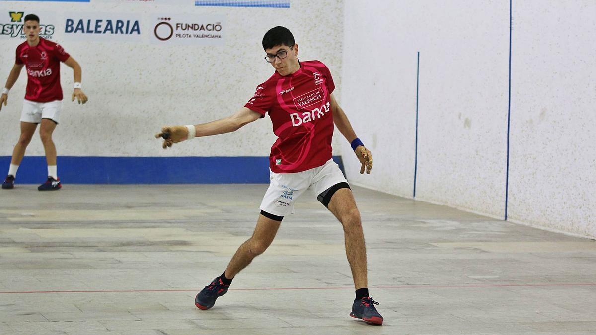 José es descarrega en la tornada de la semifinal del seu equip disputada al trinquet del Genovés. | FUNPIVAL