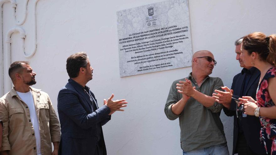 Descubrimiento de la placa en memoria de los represaliados durante la Guerra Civil