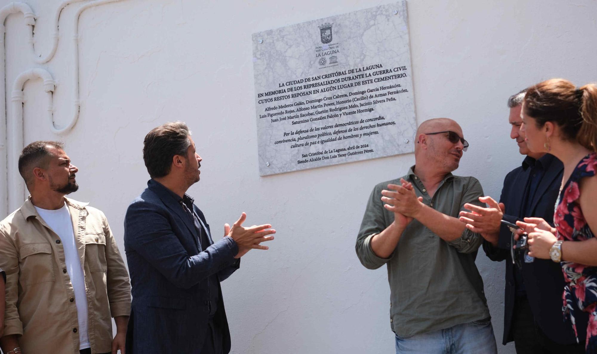 Descubrimiento de la placa en memoria de los represaliados durante la Guerra Civil