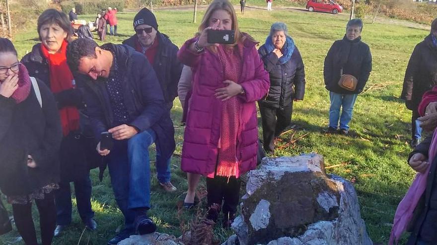 Un grupo de vecinos de Albandi, ayer, en el área de Santo Firme.