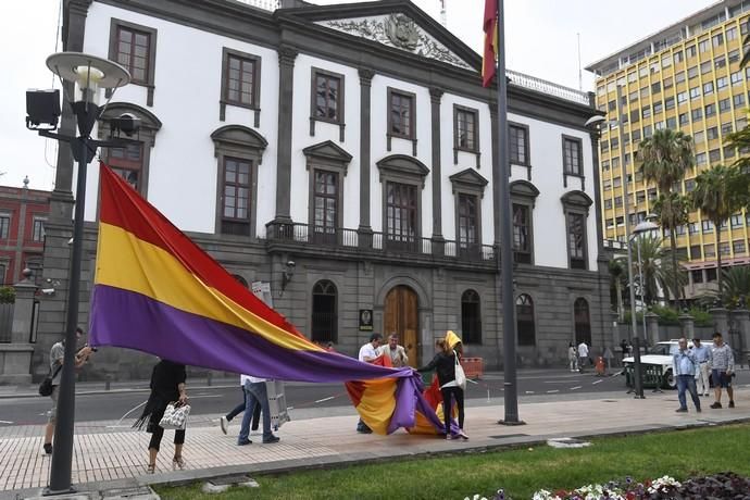 17-07-19 CANARIAS Y ECONOMIA. PARQUE DE SAN TELMO. LAS PALMAS DE GRAN CANARIA. Manifestacion, concentracion y despliegue de la bandera republicana delante del Palacio Militar. Fotos: Juan Castro.  | 17/07/2019 | Fotógrafo: Juan Carlos Castro