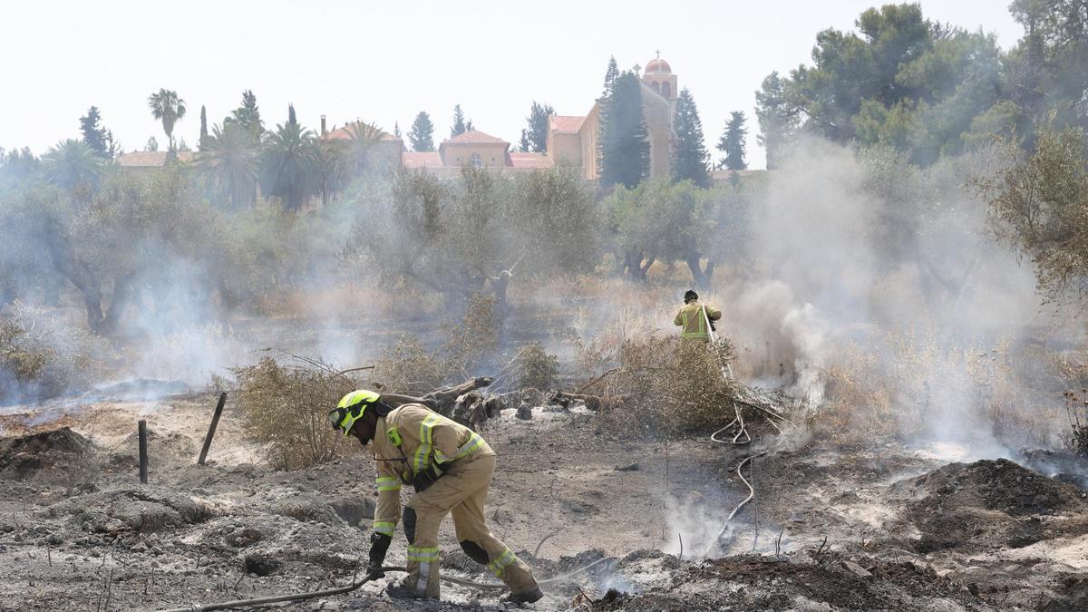 Bomberos participan en las labores de extinción de los incendios cercanos a Jerusalén, este jueves.