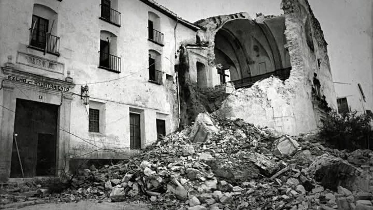 Iglesia de Sant Agustí tras derrumbarse el campanario 35 años, en una imagen de entonces.