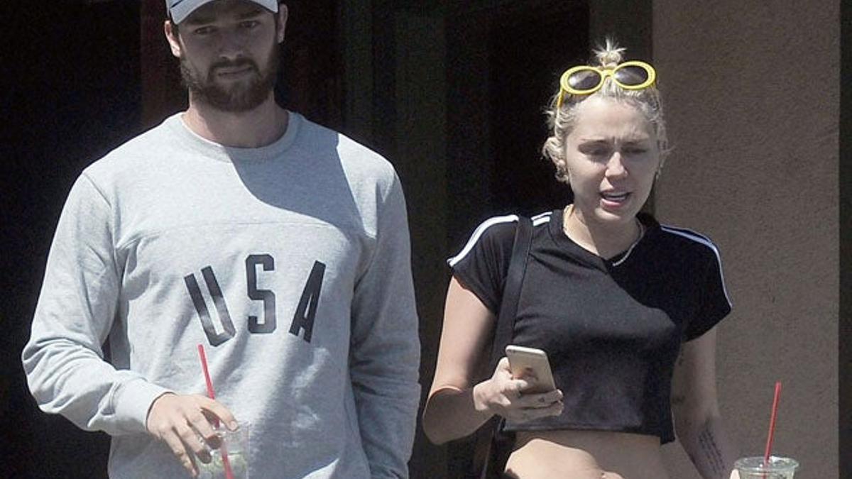 Miley Cyrus rompe con el hijo de Arnold Schwarzenegger