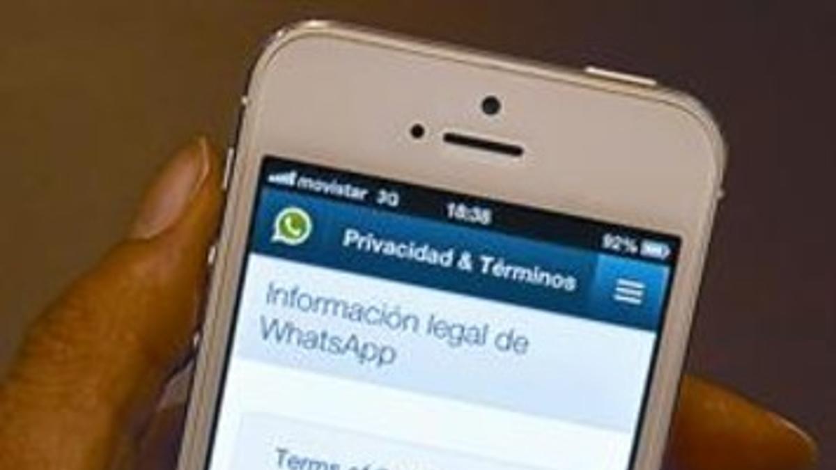 Condiciones de uso de WhatsApp en un móvil.