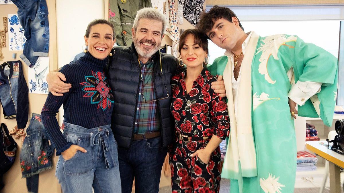 Raquel Sánchez Silva, Lorenzo Caprile, María Escoté y Palomo Spain, en el taller de Desigual, este domingo, en 'Maestros de la costura'