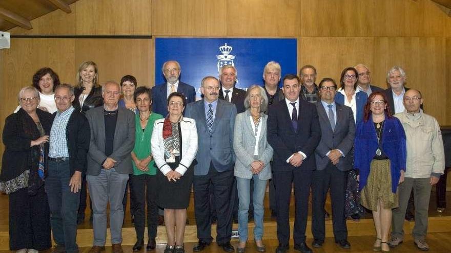 Rosario Álvarez (quinta pola esquerda na primeira fila), onte, tras ser elixida presidenta.