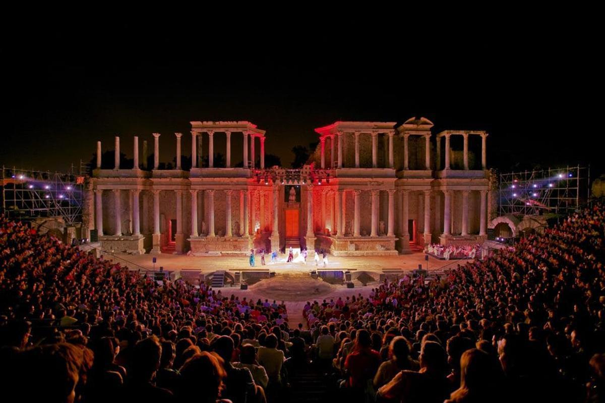 Montaje teatral en el Teatro Romano de Mérida.