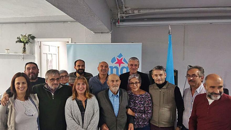 Aristóbulo Quinteiro, no centro, rodeado de amigos do partido.   | // FDV